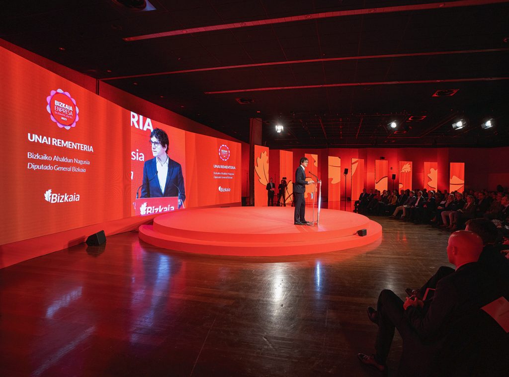 Premios Bizkaia Enpresa BEAZ escenario animaciones pantalla Bilbao Emprendimiento Gala Premios ON
