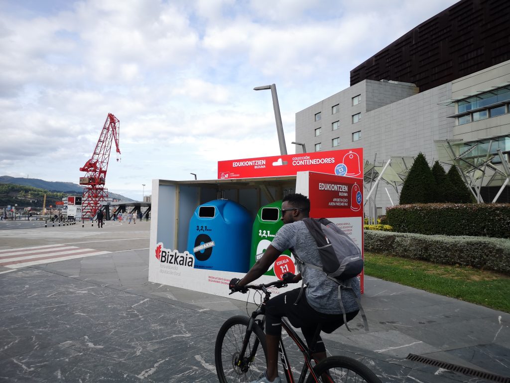 Campaña street marketing reciclaje contenedores Bilbao - Campaña impacto a lo grande escala - DT Creativos Bilbao