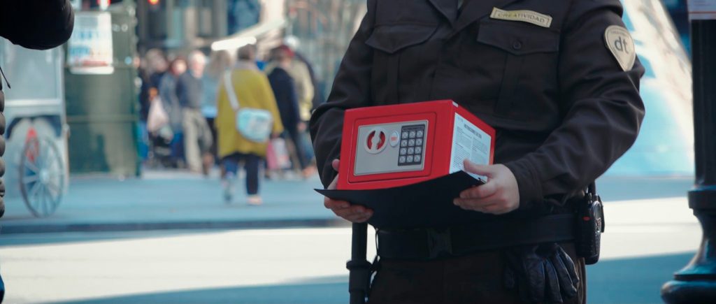 Acción de marketing en la calle caja roja seguridad - regala tiempo - campaña marketing bilbao