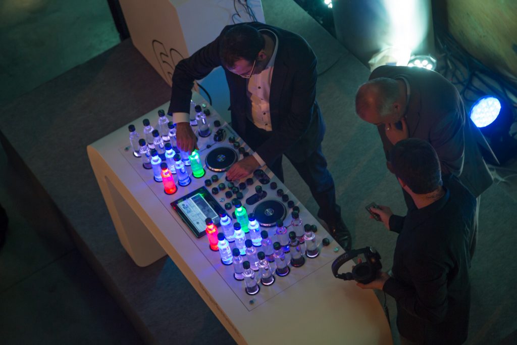 Acción marketing experiencial - mesa de mezclas DJ interactiva - iluminación dj evento corporativo Bilbao - Estudio creativo