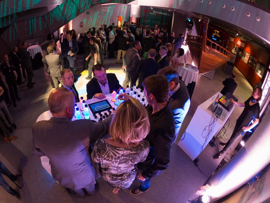 Acción marketing experiencial - mesa de mezclas DJ interactiva - iluminación dj evento corporativo Bilbao - Estudio creativo