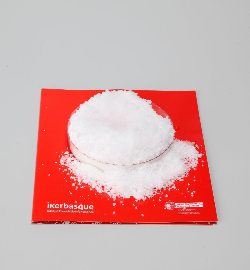 Diseño gráfico sobre rojo felicitación navidad probeta nieve artificial packaging Dt creativos