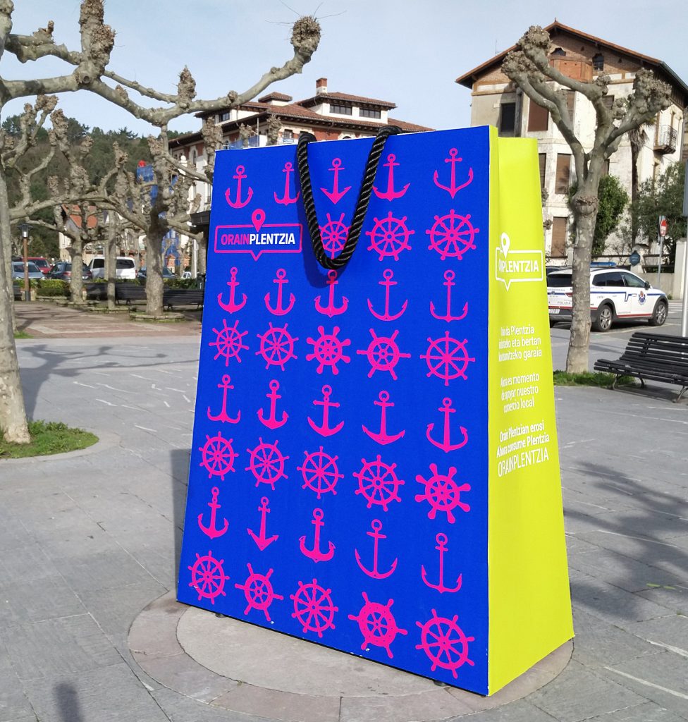 Marketing de guerrilla - Publicidad exterior bolsa gigante de compra - bolsa con asas XXL - publicidad exterior DT Creativos estudio Bilbao - Creatividad