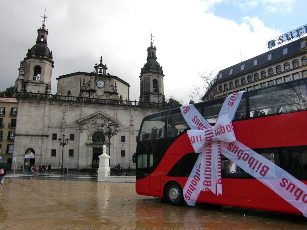 Acciones de marketing y publicidad exterior Bilbao Bizkaia _ Autobus envuelto regalo rojo_01
