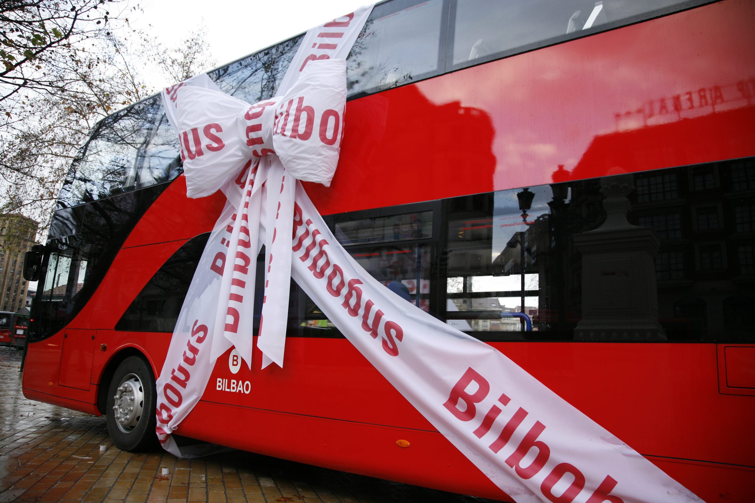 Acciones de marketing y publicidad exterior Bilbao Bizkaia _ Autobus envuelto regalo rojo_01
