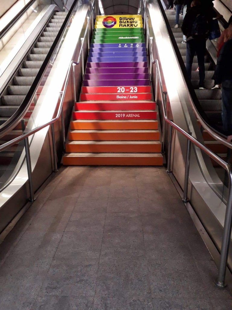 Publicidad marketing escaleras metro Bilbao Campaña Orgullo HARRO
